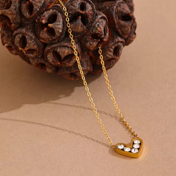 NWT Gorgeous Heart Pendant Necklace in Gold - Picture 4 of 8